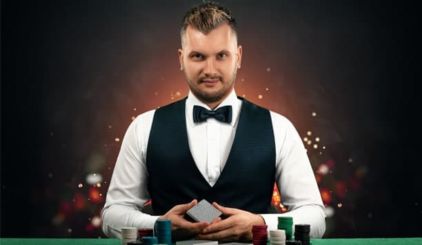 Krupié, osztó, zsetonok, kártyapakli