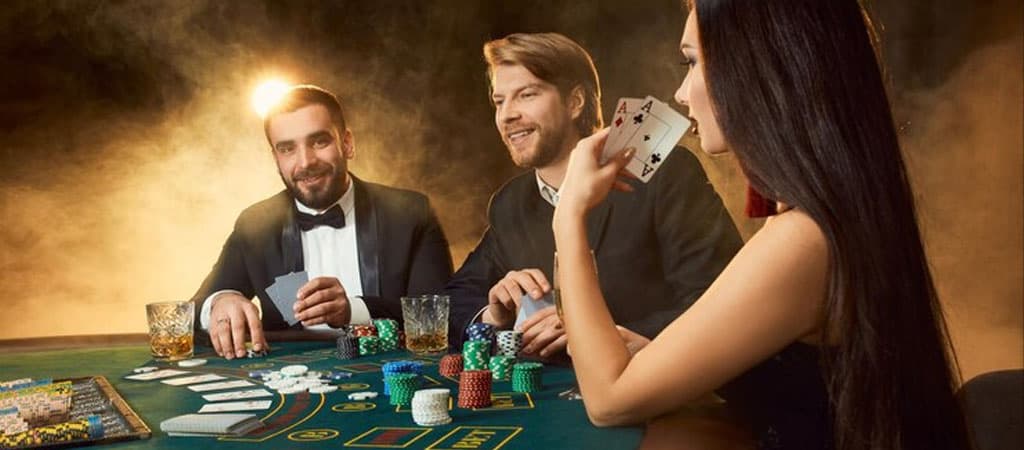 poker, szerencsejáték, poker asztal, whisky