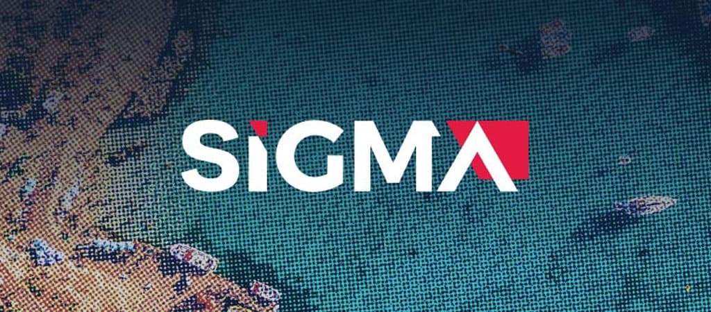 SiGMA konferencia logó, tengerparti drónfelvétel, hajók a vízen, nemzetközi szerencsejáték kiállítás 