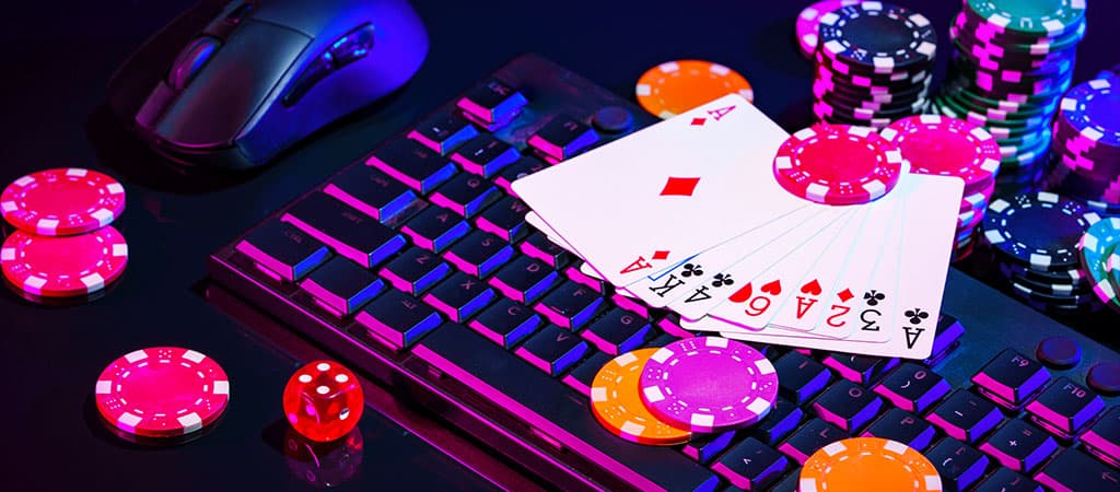 Online szerencsejáték, póker kártyák, zsetonok, dobókocka, számítógép billentyűzet, egér, digitális kaszinó, nyeremény
