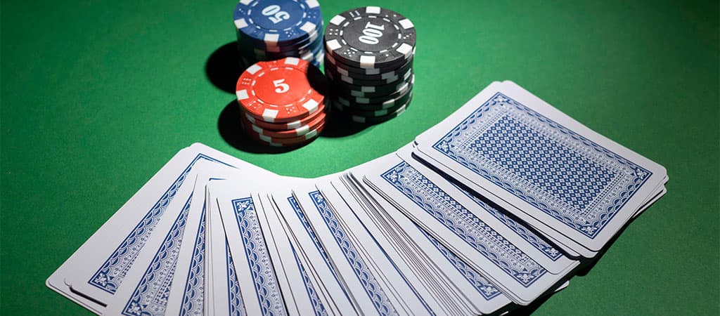 játékkártyák, zsetonok, póker, blackjack, kaszinó, asztali játék, online szerencsejáték, szerencsejáték