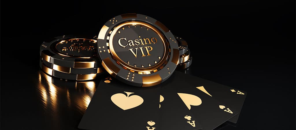 fekete háttér, arany Casino VIP feliratú zseton, pókerlapok, ász pikk, ász kőr, elegáns dizájn, csillogó felület, szerencsejáték
